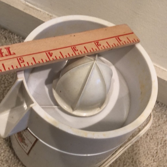 Country Kitchen Cooking -The Juicer -electric citrus juicer - Picture 3 of 12